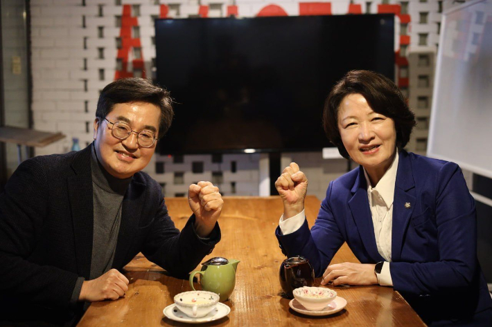 더불어민주당 추미애 경기지사 후보(오른쪽) 김동연 경기지사가 9일 함께 오찬을 한 뒤 수원의 한 카페에서 지방선거 국면에서의 협력 방안을 논의한 뒤 기념사진을 찍는 모습. 추미애 의원 페이스북 화면 캡처