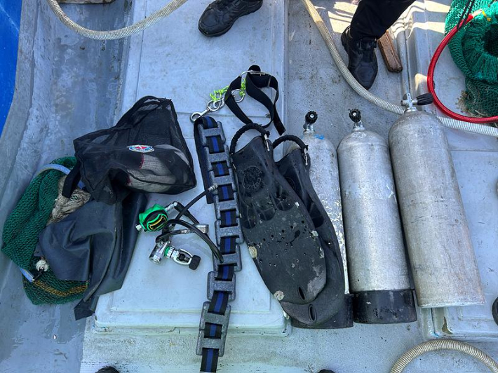 불법 해삼 조업에 사용한 공기통과 납벨트 등 잠수장비. 군산해양경찰서 제공