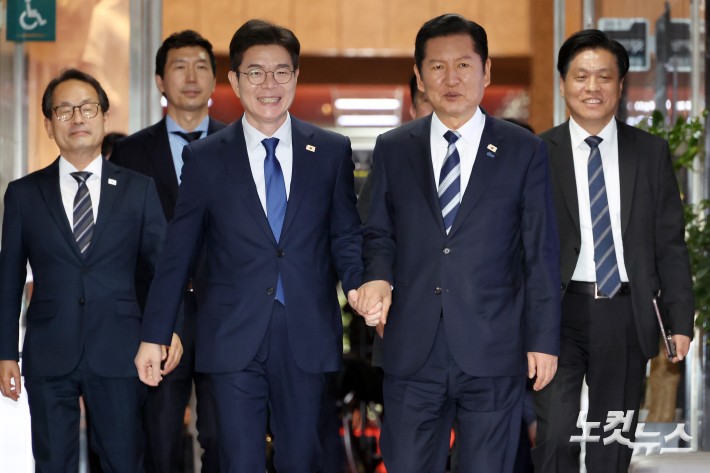 함께 이동하는 민주당 정청래 대표-정원오 서울시장 후보