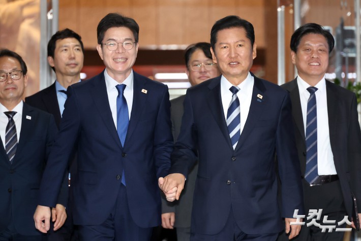 손잡고 이동하는 정청래 대표-정원오 서울시장 후보