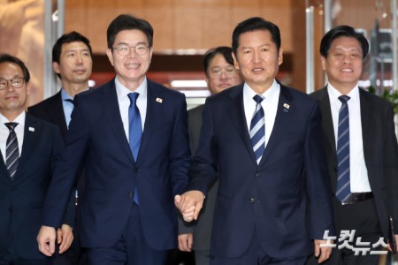 손잡고 이동하는 정청래 대표-정원오 서울시장 후보