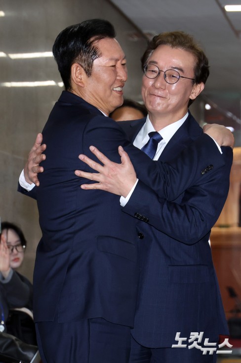 포옹하는 정청래 대표-전재수 부산시장 후보