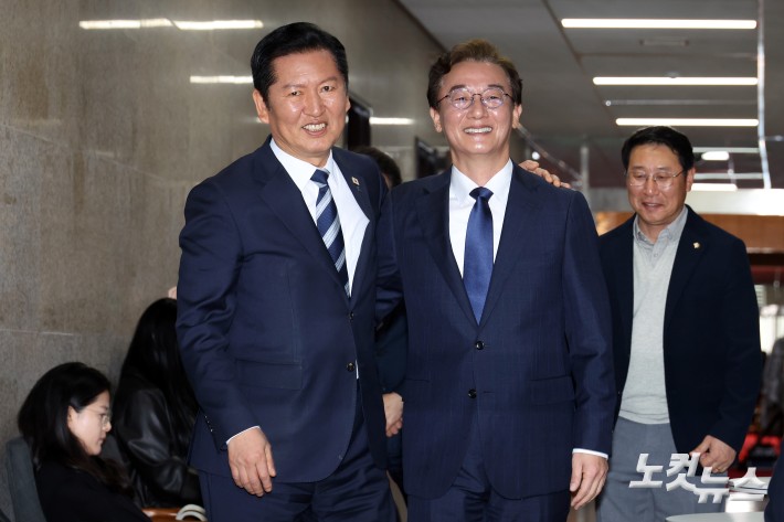 어개동무하고 이동하는 정청래-전재수