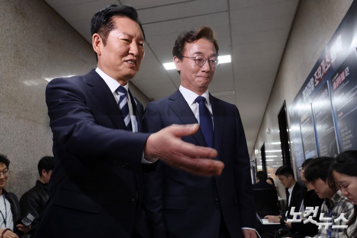 더불어민주당 정청래 대표와 6·3 지방선거 부산시장 후보로 선출된 전재수 의원이 10일 서울 여의도 국회에서 만나 당대표 회의실로 함께 이동하고 있다.