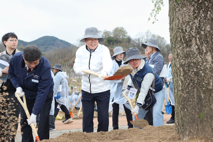 제47회 향토기념식수 행사. 경남도청 제공 