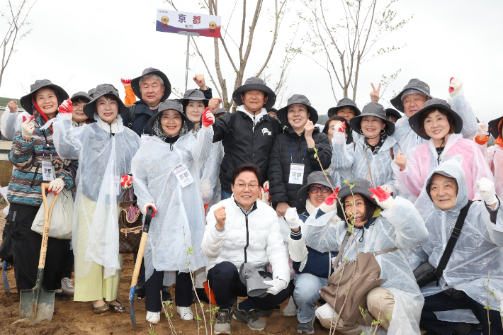 제47회 향토기념식수 행사. 경남도청 제공 
