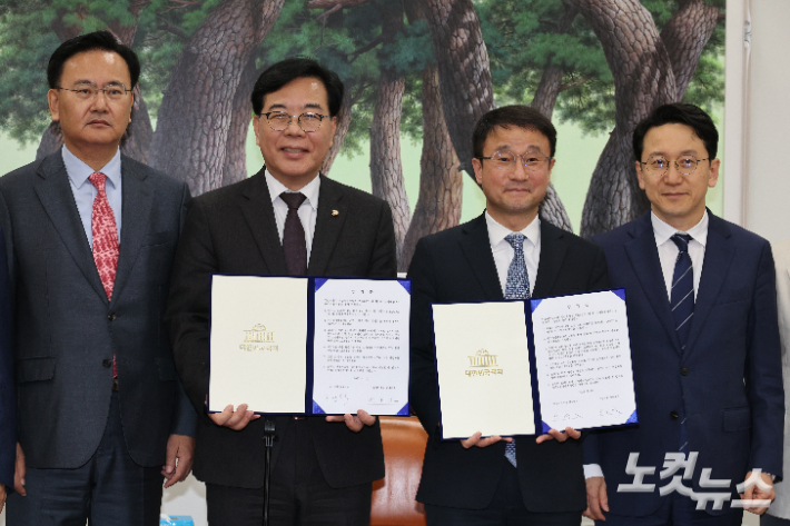 더불어민주당 한병도 원내대표와 국민의힘 송언석 원내대표가 10일 서울 여의도 국회 운영위원장실에서 2026년도 제1회 추가경정예산안 합의문에 서명하고 기념촬영을 하고 있다. (왼쪽부터 국민의힘 유상범 원내운영수석부대표, 송언석 원내대표, 더불어민주당 한병도 원내대표, 천준호 원내운영수석부대표) 윤창원 기자