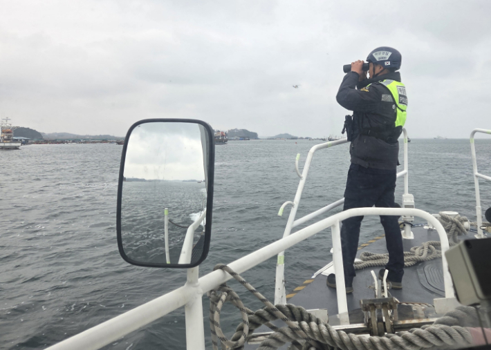 구매항 인근 미출수자를 수색 중인 영목파출소 연안구조정. 태안해경 제공