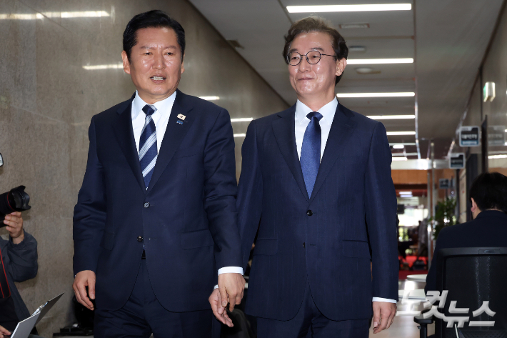 더불어민주당 정청래 대표와 6·3 지방선거 부산시장 후보로 선출된 전재수 의원이 10일 서울 여의도 국회에서 만나 당대표 회의실로 함께 이동하고 있다. 윤창원 기자