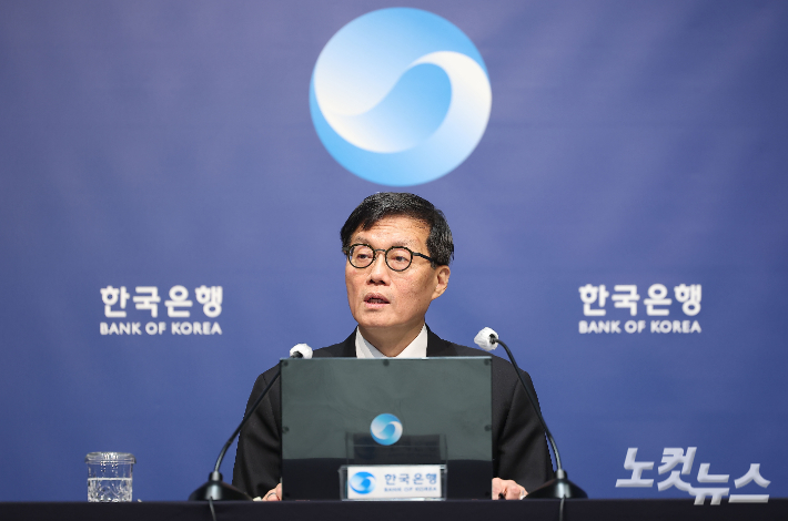 이창용 한국은행 총재가 10일 서울 중구 한국은행 본관에서 열린 금융통화위원회 본회의 후 기자간담회에서 발언하고 있다. 사진공동취재단