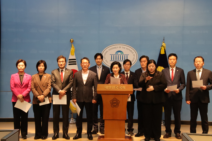 국민의힘 부산지역 국회의원들이 10일 오후 긴급 기자회견을 열고, 전재수 의원에 대한 수사결과를 비판하고 나섰다. 국민의힘 제공