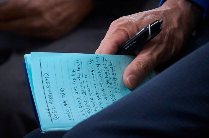 김경수 경남지사 후보가 도민의 건의사항을 수첩에 적고 있다. 민주당 경남도당 제공 