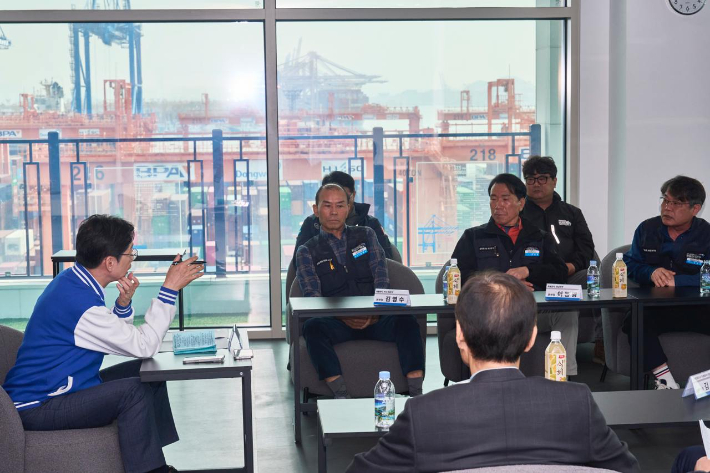 김경수 경남지사 후보가 고유가로 어려움을 겪는 운수업 종사자들과 간담회를 열고 있다. 민주당 경남도당 제공