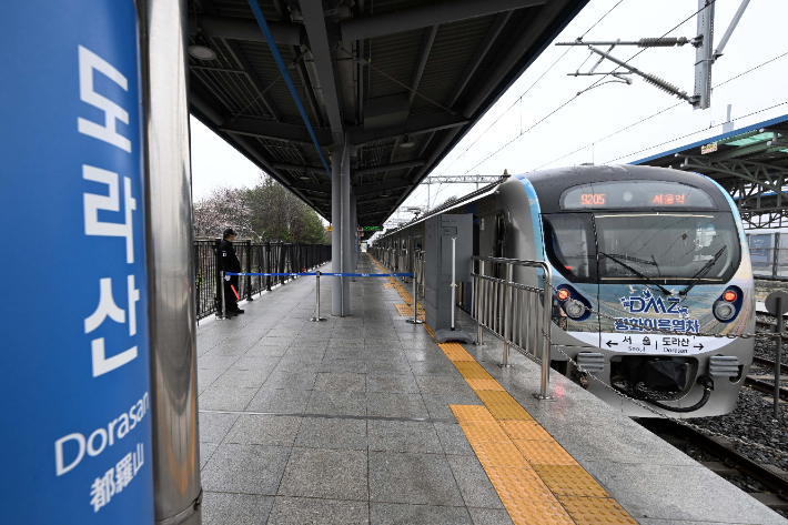 10일 운행이 재개된 DMZ 평화 이음 열차의 종점인 도라산역의 모습. 연합뉴스