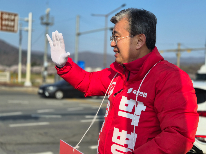 박병훈 예비후보가 거리인사를 하고 있다. 박병훈 후보 캠프 제공