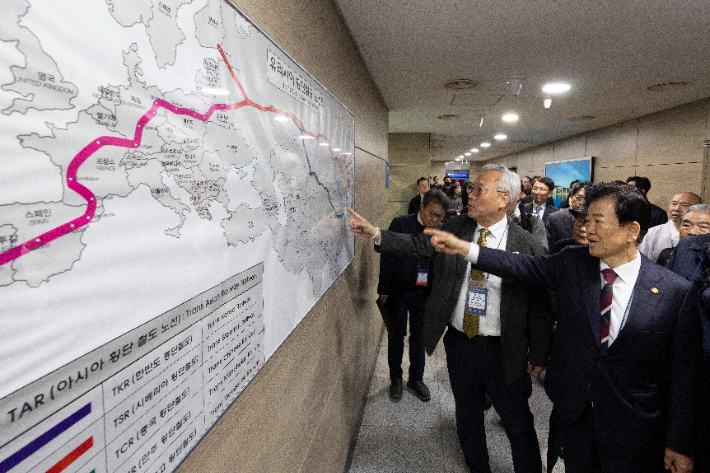 정동영 통일부 장관이 경기도 파주시 도라산역에 있는 유라시아 횡단철도 지도를 살펴보며 관계자들과 대화하고 있다. 연합뉴스