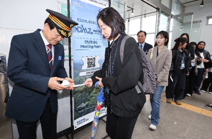 정동영 통일부 장관이 10일 서울역에서 DMZ 평화이음 열차 행사의 일환으로 승차권 개찰 행사를 하고 있다. 연합뉴스