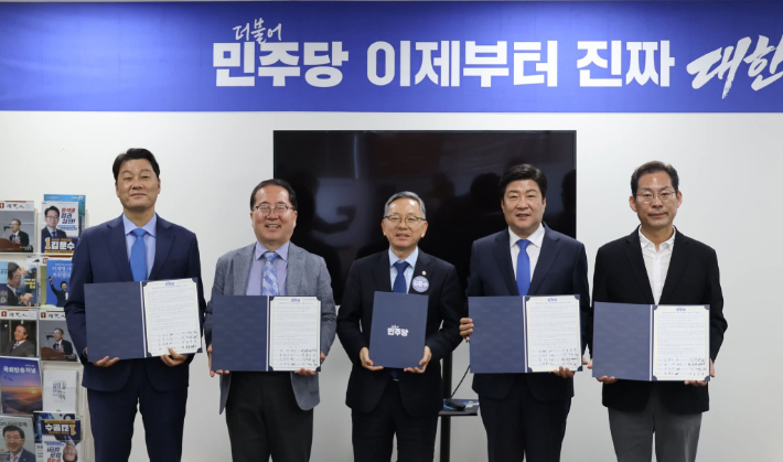 왼쪽부터 더불어민주당 순천시장 경선 후보 서동욱·허석·김문수 지역위원장·오하근·손훈모. 민주당 제공 