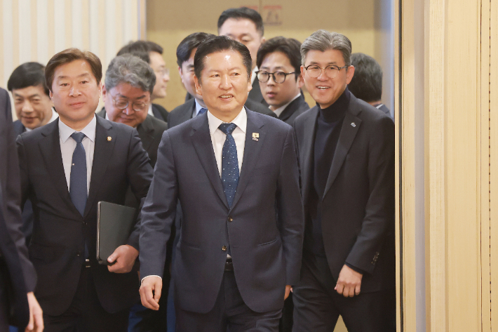 지난 1일 강원 철원새마을금고 본점 대회의실에서 열린 현장 최고위원회의에 참석하고 있는 더불어민주당 정청래 대표. 연합뉴스