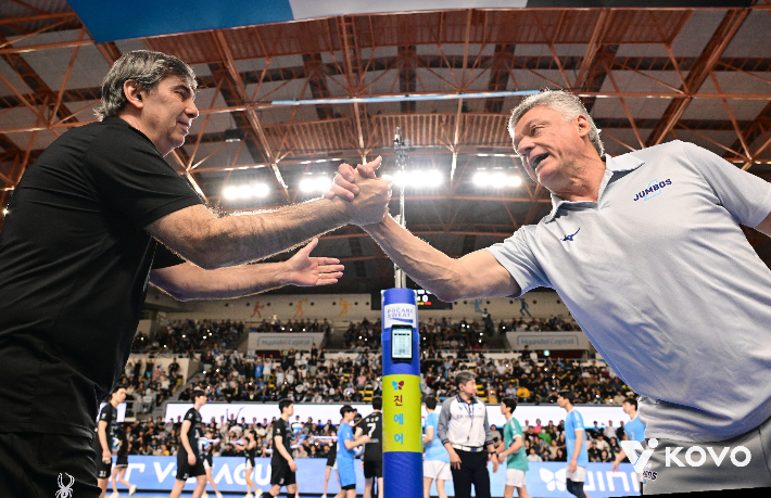 악수 나누는 블랑 감독과 헤난 감독. 한국배구연맹