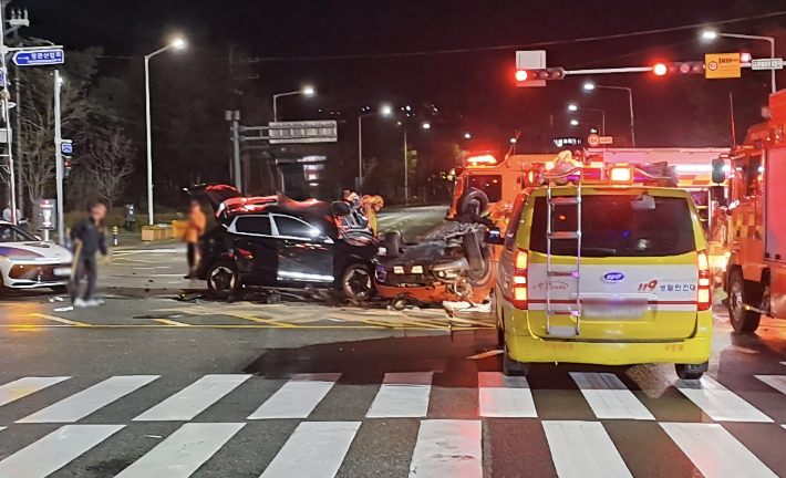 부산서 음주 차량이 신호대기 중인 앞 차 들이받아…1명 중태