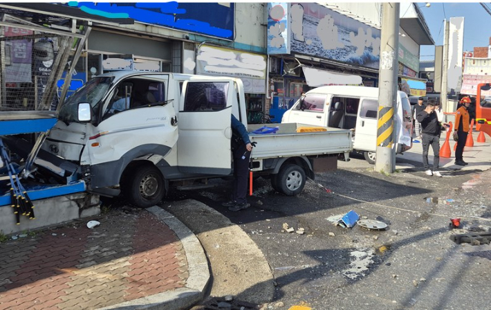 10일 오후 3시 28분쯤 경북 경산시 하양읍의 한 도로에서 1t 트럭이 고가도로 표지석을 들이받고 인근 상가 건물로 돌진했다. 경북소방본부 제공