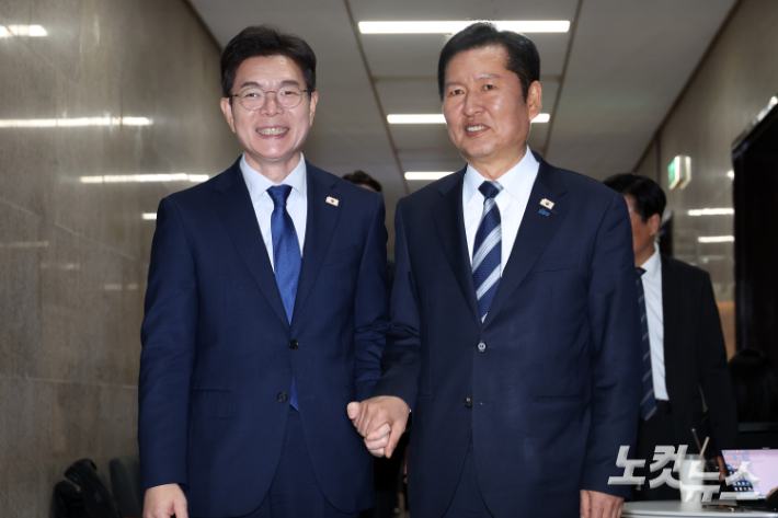 더불어민주당 정청래 대표와  6·3 지방선거 서울시장 후보로 선출된 정원오 전 서울 성동구청장이 10일 서울 여의도 국회에서 만나 서로 손을 잡고 당대표 회의실로 이동하고 있다. 윤창원 기자