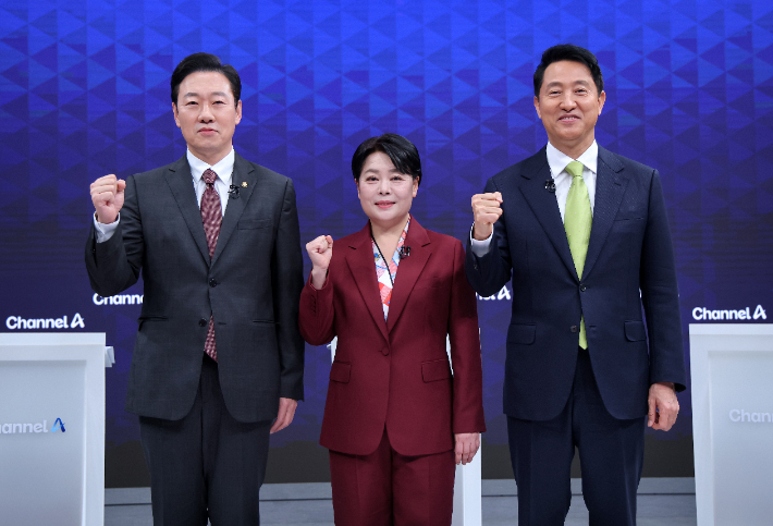 국민의힘 서울시장 후보 제2차 토론회     (서울=연합뉴스) 국민의힘 서울시장 경선 후보인 박수민 의원(왼쪽부터), 윤희숙 전 의원, 오세훈 서울시장이 10일 서울 종로구 채널A 스튜디오에서 열린 국민의힘 서울시장 후보 제2차 TV 토론회에 참석해 포즈를 취하고 있다. 2026.4.10 [국회사진기자단]     photo@yna.co.kr (끝)   <저작권자(c) 연합뉴스, 무단 전재-재배포, AI 학습 및 활용 금지> 연합뉴스