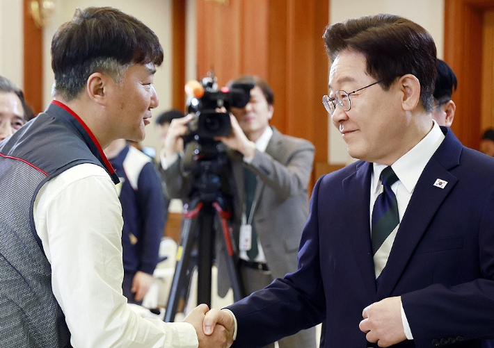 이재명 대통령이 10일 청와대에서 열린 민주노총 초청간담회에서 양경수 위원장과 악수하고 있다. 연합뉴스