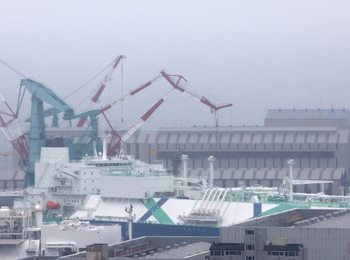 지난 9일 울산 동구 HD현대중공업에서 정비 중인 해군 잠수함에서 불이 난 HD현대중공업 모습. 연합뉴스