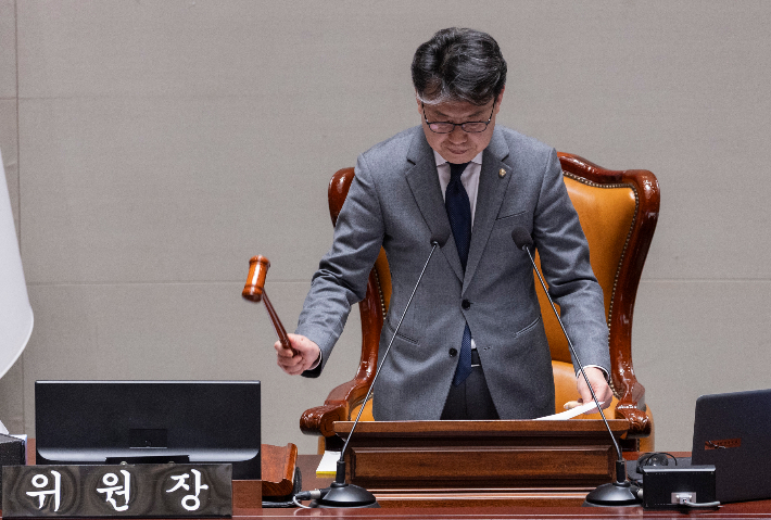 10일 국회에서 열린 예산결산특별위원회 전체 회의에서 진성준 예결위원장이 정부가 제출한 '26.2조' 추가경정예산을 통과시키고 있다. 연합뉴스