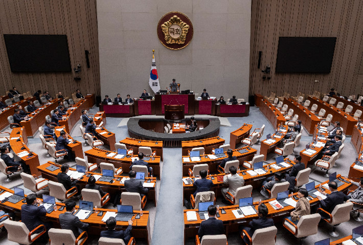 10일 국회에서 열린 예산결산특별위원회 전체 회의에서 진성준 예결위원장이 정부가 제출한 '26.2조' 추가경정예산을 통과시키고 있다. 연합뉴스