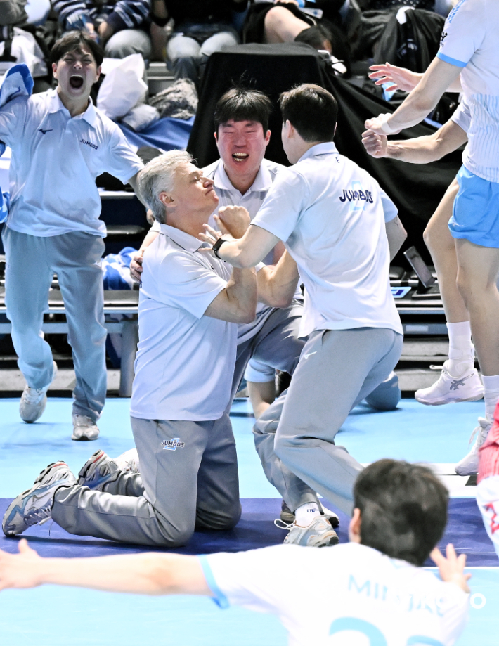 환호하는 블랑 감독. 한국배구연맹