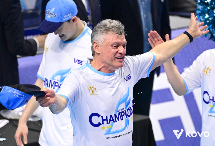 우승 차지한 헤난 감독. 한국배구연맹