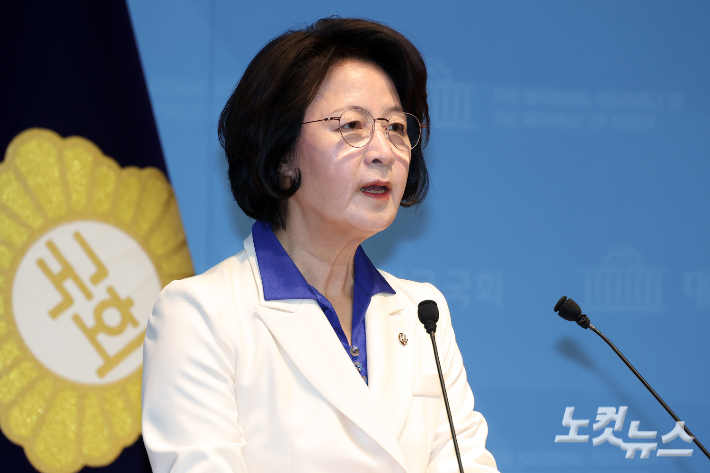 더불어민주당 경기도지사 후보로 확정된 추미애 의원이 8일 서울 여의도 국회 소통관에서 현안 관련 기자회견을 하고 있다. 윤창원 기자