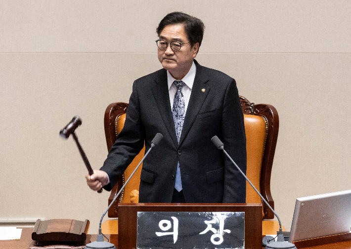 우원식 국회의장이 10일 국회에서 열린 본회의에서 정부가 제출한 '26.2조' 규모의 추가경정예산 통과를 선포하고 있다. 연합뉴스