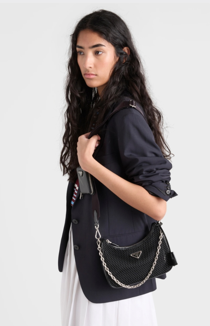 프라다 리에디션 2005 메쉬 및 브러시드 가죽 백. 프라다 제공