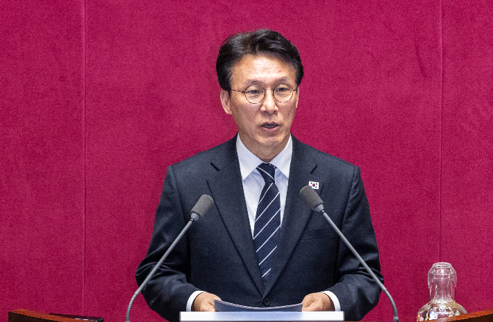 김민석 국무총리가 10일 국회에서 열린 본회의에서 정부가 제출한 '26.2조' 규모의 추가경정예산 통과된 뒤 정부를 대표해 인사말을 하고 있다. 연합뉴스