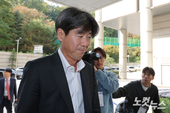 대장동 개발 비리 의혹 사건에 연루돼 특정경제범죄 가중처벌법상 배임 등 혐의로 기소된 남욱 변호사가 서울 서초구 서울중앙지방법원에서 열린 1심 선고공판에 출석하고 있다. 황진환 기자