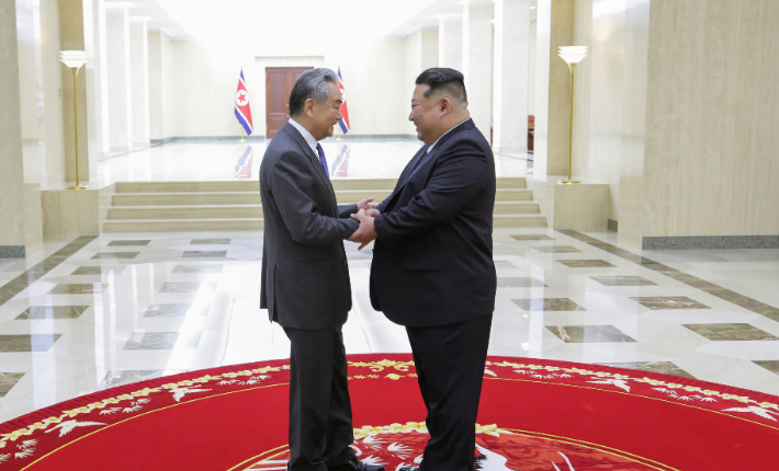 김정은 북한 국무위원장이 지난 10일 북한 외무성 초청으로 북한을 방문한 왕이 중국공산당 중앙정치국 위원 겸 외교부장을 접견하는 모습. 연합뉴스