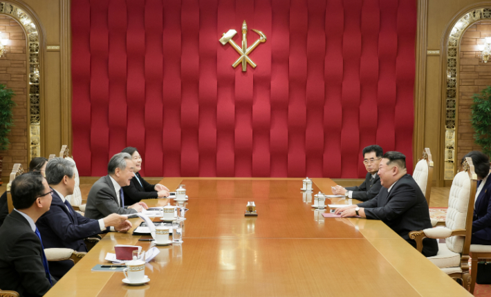 김정은 북한 국무위원장이 지난 10일 북한 외무성 초청으로 북한을 방문한 왕이 중국공산당 중앙정치국 위원 겸 외교부장을 접견하는 모습. 연합뉴스
