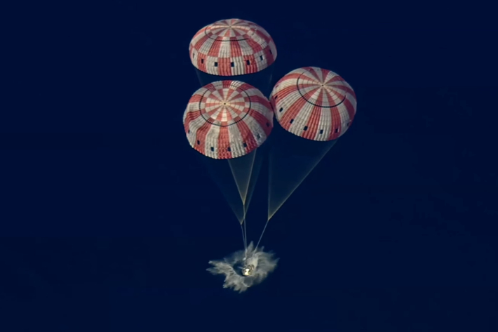 아르테미스 2 오리온 우주선 캡슐이 캘리포니아 샌디에이고 인근 해상에 착수하는 모습. NASA 중계 영상 캡처