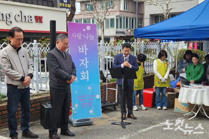청주서원성결교회 장상호 목사와 성도들이 바자회에 앞서 기도하고 있다. 충북CBS