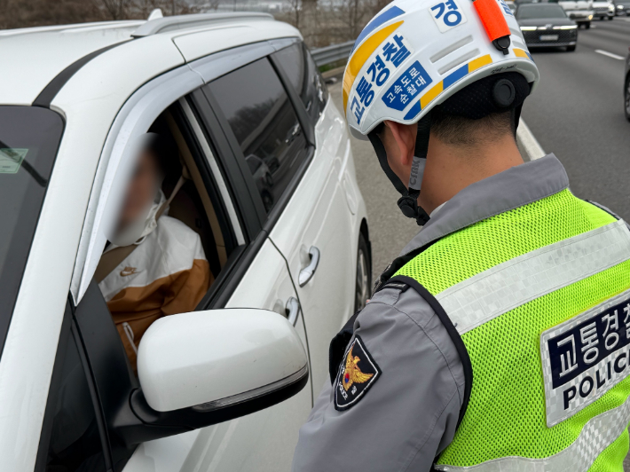 버스전용차로에서 승차 정원 미준수로 범칙금 부과받은 승용차. 연합뉴스