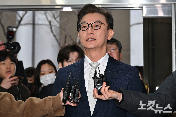 전재수 의원은 통일교 금품 수수 의혹과 관련한 사법 리스크에서는 벗어났지만, '면죄부 수사'라는 정치적 공방에서는 여전히 자유롭지 않다는 분석이 나온다. 류영주 기자