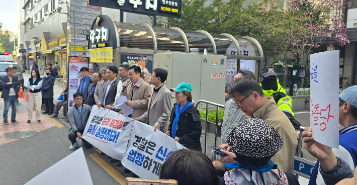 민주당 안호영 의원이 11일 오후 서울 여의도 민주당사 인근에서 기자회견을 하고 있다. 안호영 의원실 제공