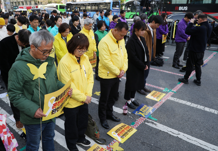 세월호 참사 12주기를 앞둔 11일 서울 중구 숭례문 인근에서 열린 4·16 세월호 참사 12주기 기억·약속 시민대회에서 참가자들이 묵념하고 있다. 연합뉴스