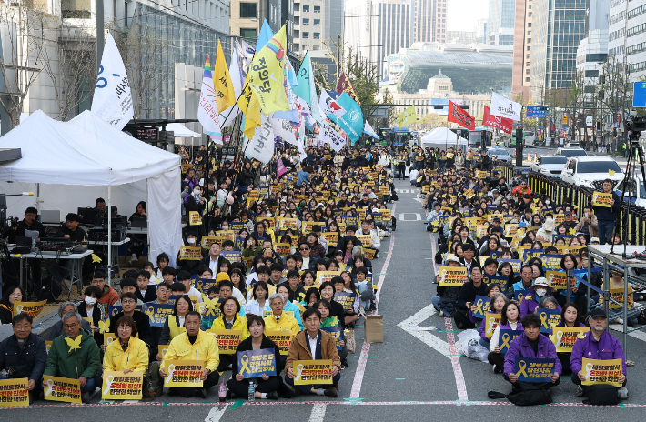 세월호 참사 12주기를 앞둔 11일 서울 중구 숭례문 인근에서 열린 4·16 세월호 참사 12주기 기억·약속 시민대회에서 참가자들이 손팻말을 들고 있다. 연합뉴스