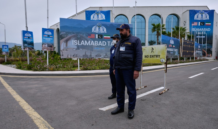 미국과 이란의 종전 협상을 앞둔 11일(현지시간) 파키스탄 이슬라마바드의 미디어센터 건물 앞에서 보안 요원들이 경계근무를 하고 있다. 연합뉴스
