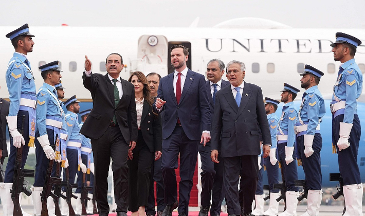 JD 밴스 미국 부통령(가운데)이 11일(현지시간) 이란과 협상을 위해 파키스탄 이슬라마바드에 도착, 아심 무니르 파키스탄 국방군 총사령관(왼쪽) 등의 안내를 받으며 걸어가고 있다. 연합뉴스